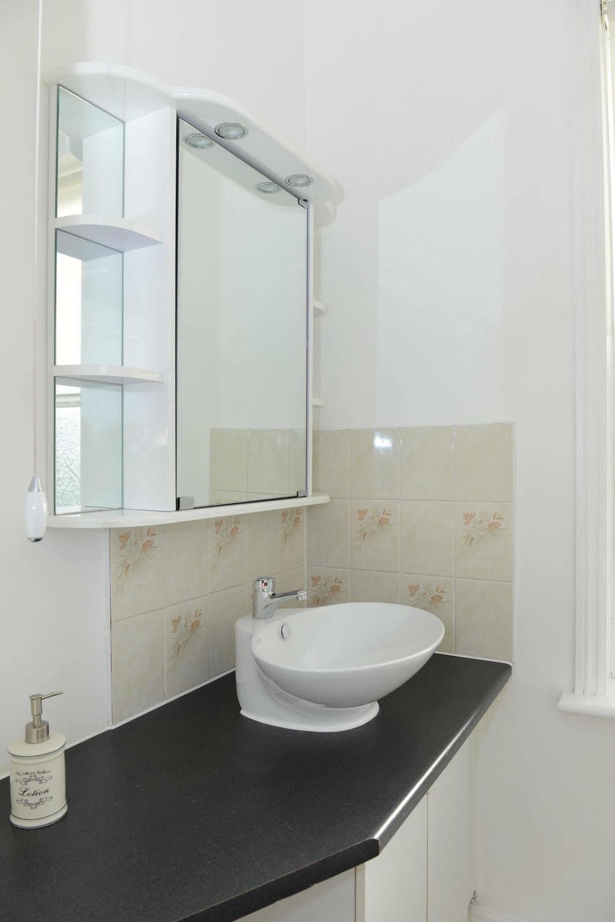 F3 2 Bedroomed Town House - Free Parking - Super 150 Mbps Wifi Near Gavin N Stacey Film House - 1 Free Dog Allowed Barry Exteriör bild